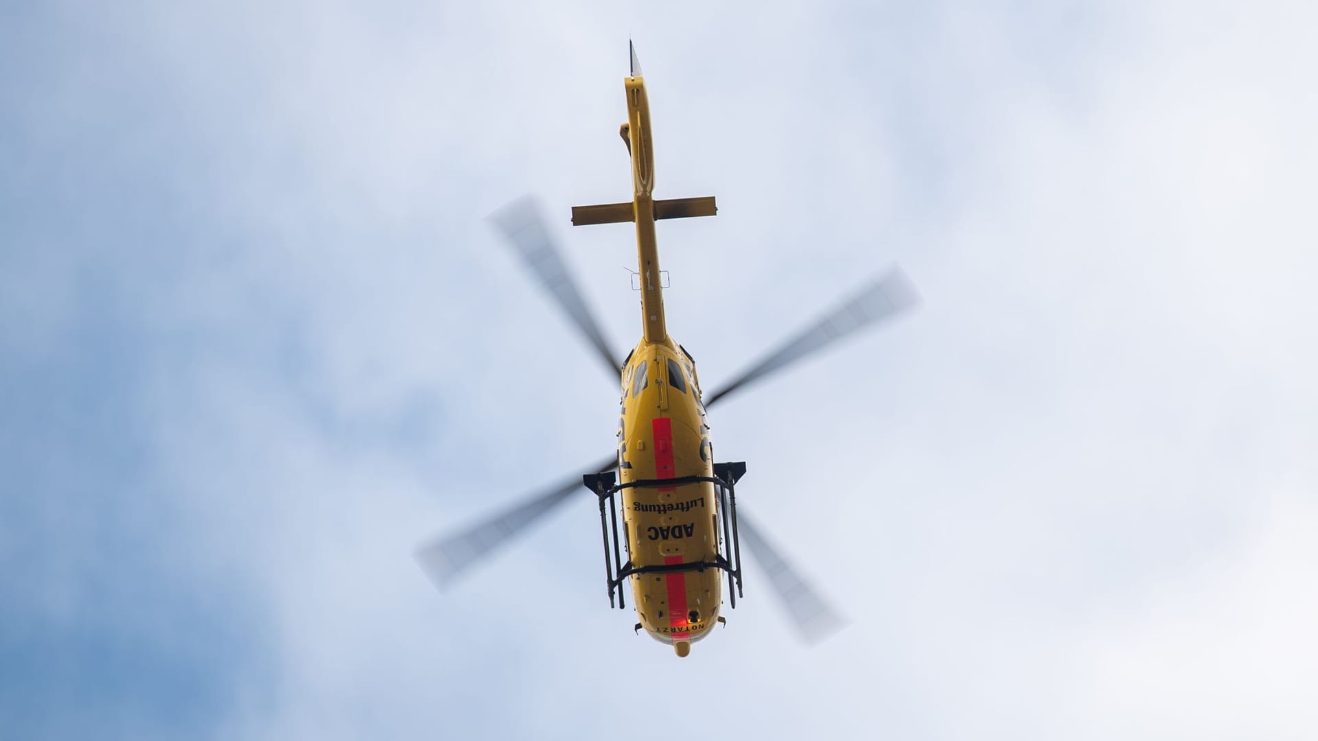 Ein Hubschrauber fliegt zu einem Einsatz (Symbolbild): In Essen kam es am Mittwoch zu einer größeren Schlägerei.