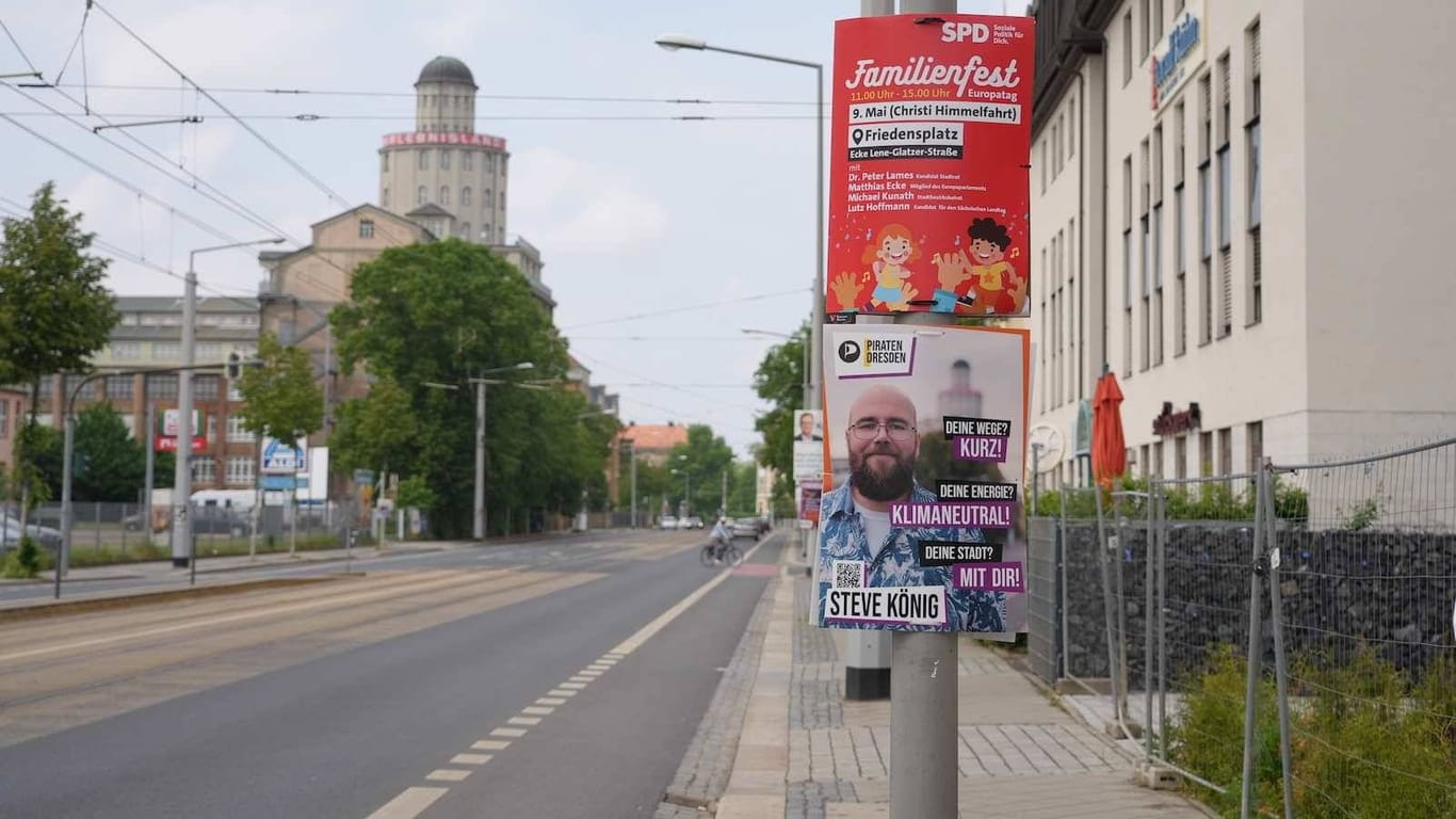Wahlplakate hängen in Dresden (Symbolbild): Eine Jugendgruppe wurde erwischt, als sie zahlreiche Plakate zerstört hat.