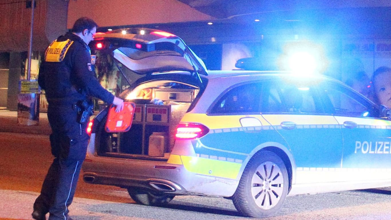 Ein Einsatzwagen der Hamburger Polizei (Symbolfoto): In Altona sind offenbar mehrere Schüsse gefallen.