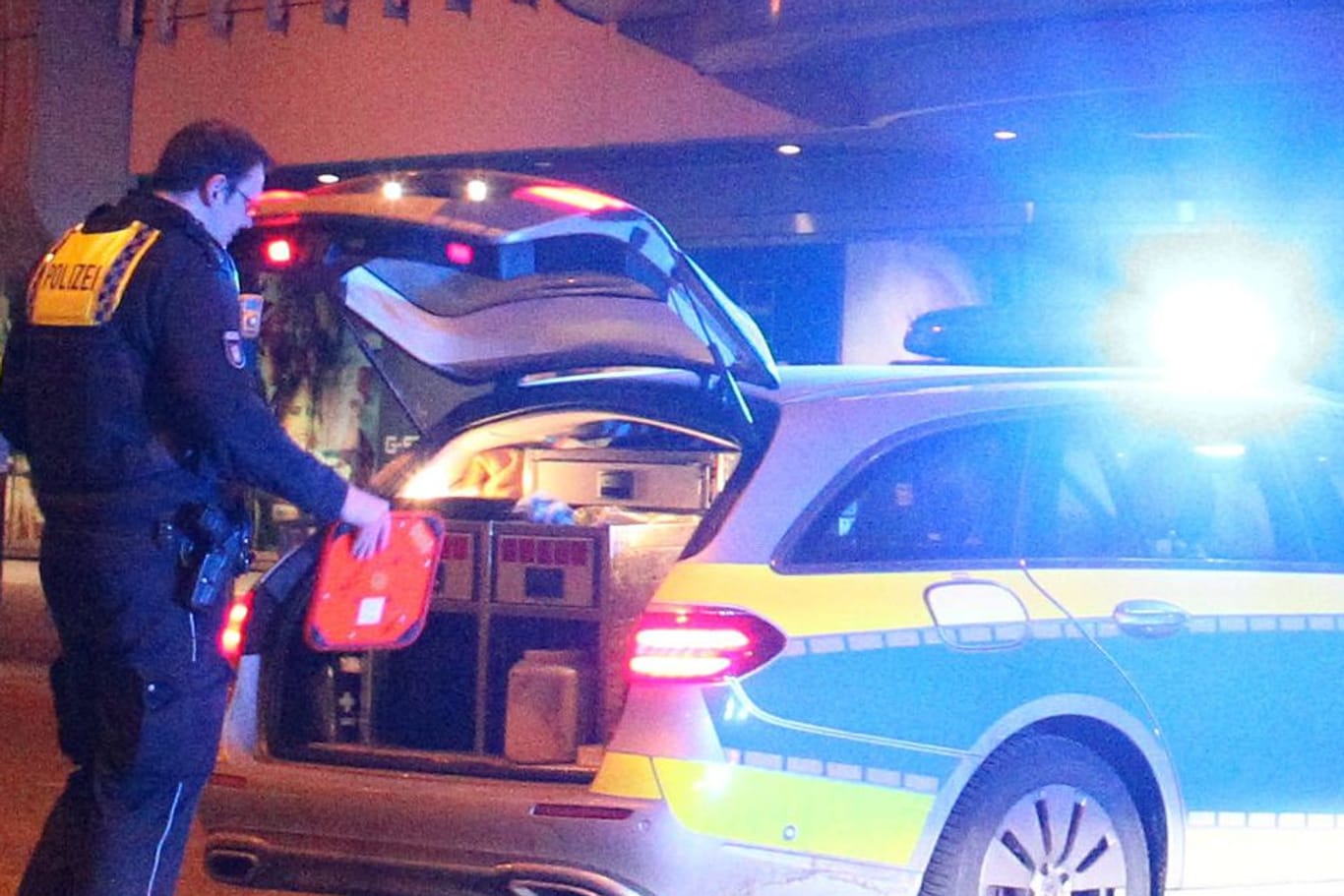 Ein Einsatzwagen der Hamburger Polizei (Symbolfoto): In Altona sind offenbar mehrere Schüsse gefallen.
