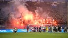 Der HSV feiert mit seinen Fans den Derbysieg: Auf die gnadenlose Unterstützung kann sich der Klub stets verlassen.