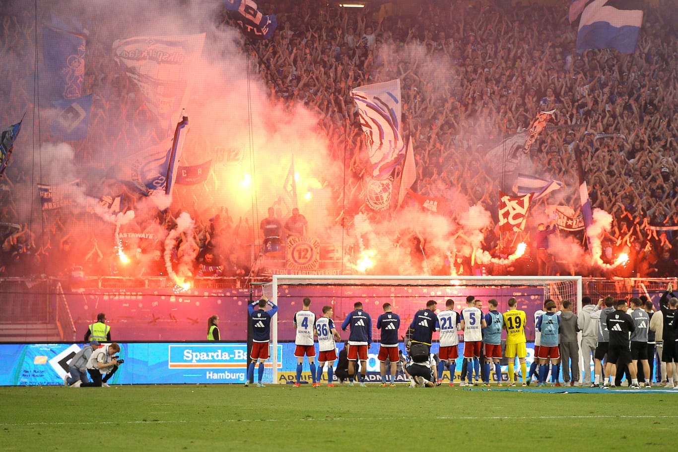 Der HSV feiert mit seinen Fans den Derbysieg: Auf die gnadenlose Unterstützung kann sich der Klub stets verlassen.