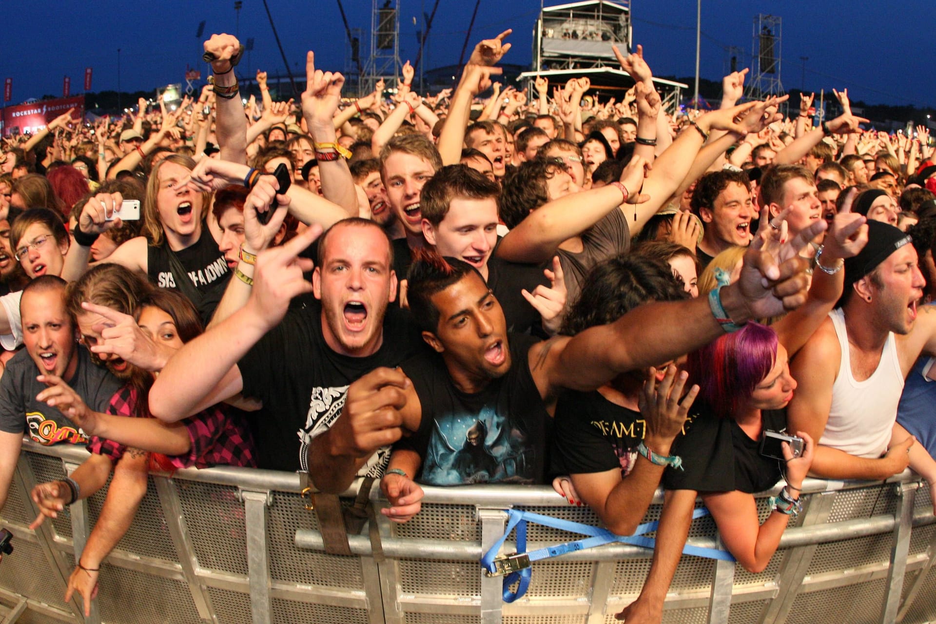 Besucher eines Festivals (Symbolbild): Am 7. Juni startet Rock im Park 2024 auf dem Zeppelinfeld im Herzen von Nürnberg.