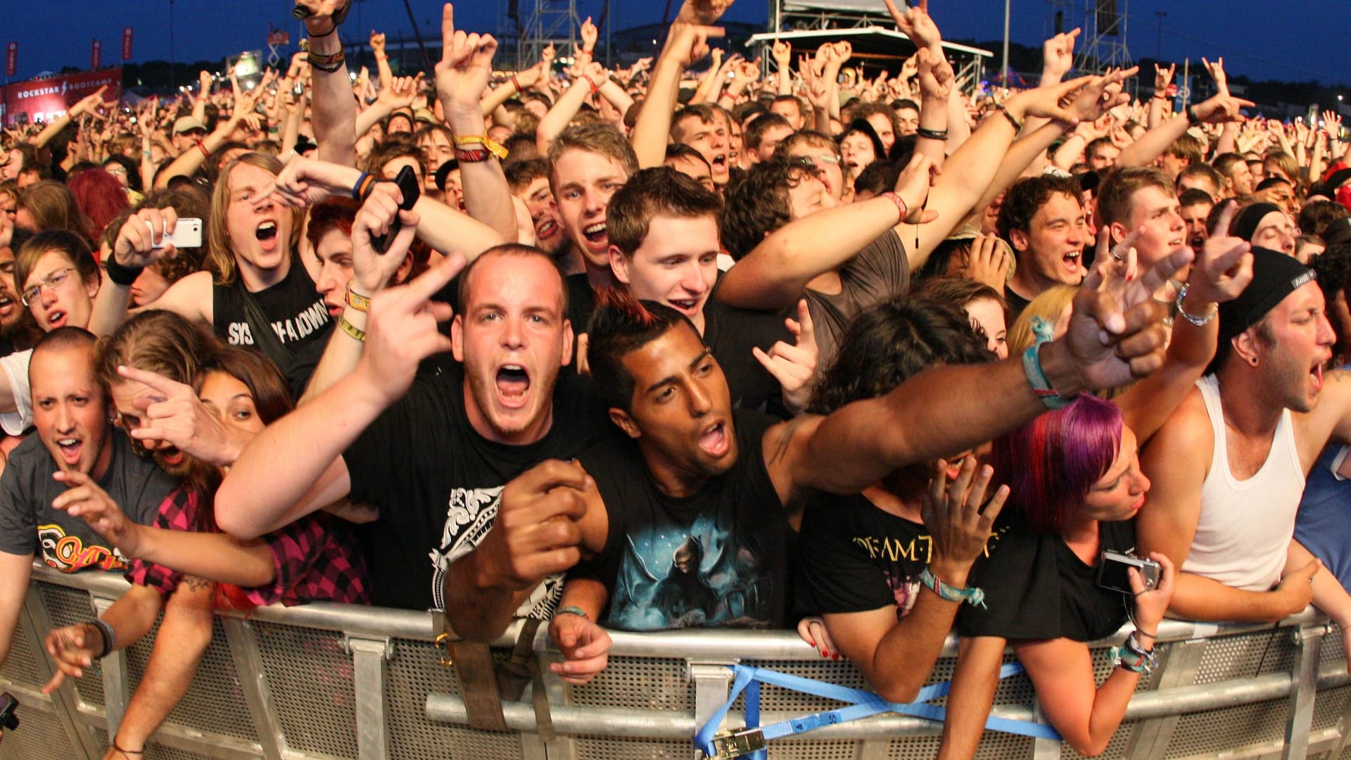 Besucher eines Festivals (Symbolbild): Am 7. Juni startet Rock im Park 2024 auf dem Zeppelinfeld im Herzen von Nürnberg.