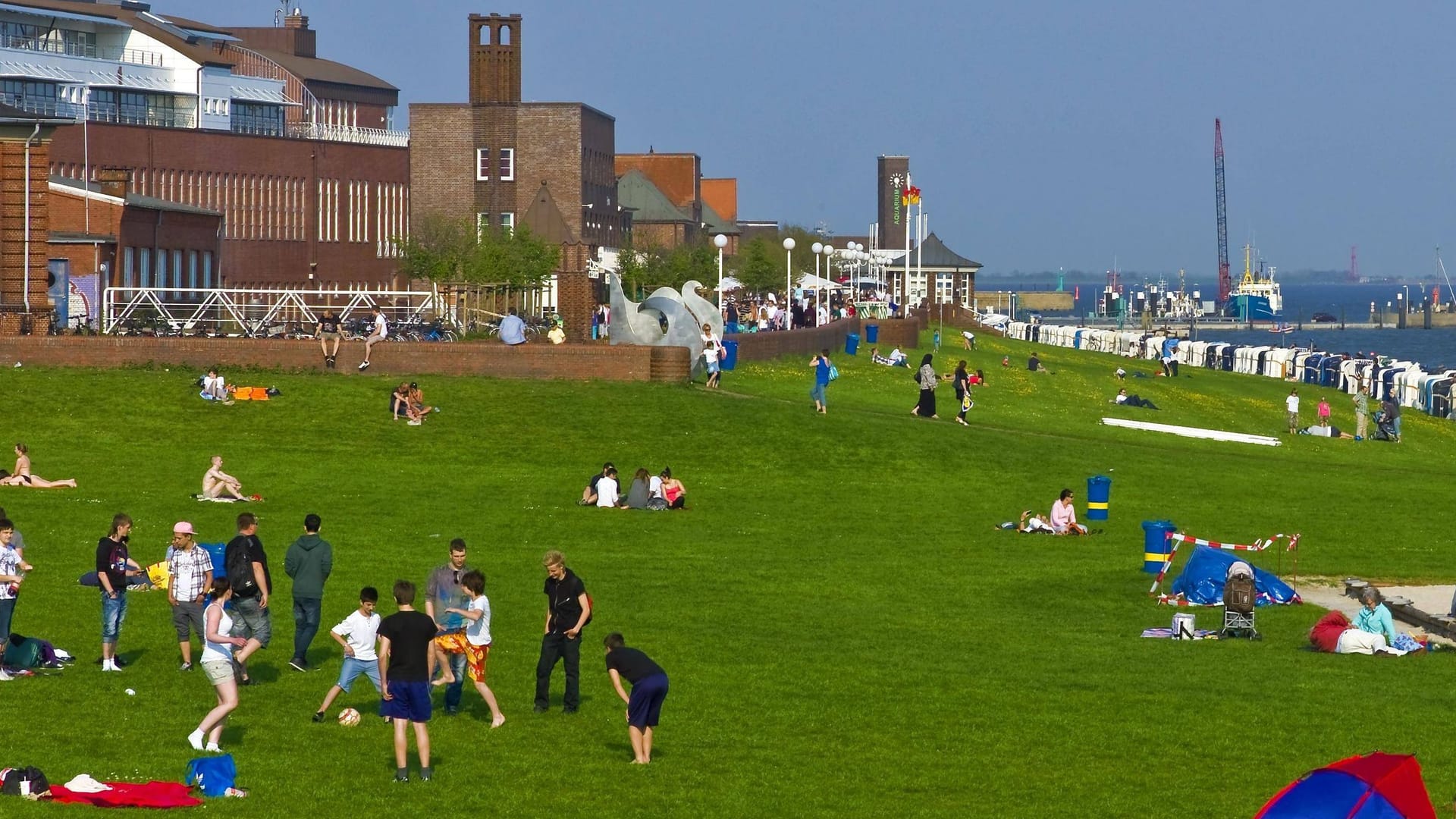 Der Badestrand von Wilhelmshaven (Archivbild): Bei bis zu 20 Grad beginnt dort am Samstag die Badesaison.