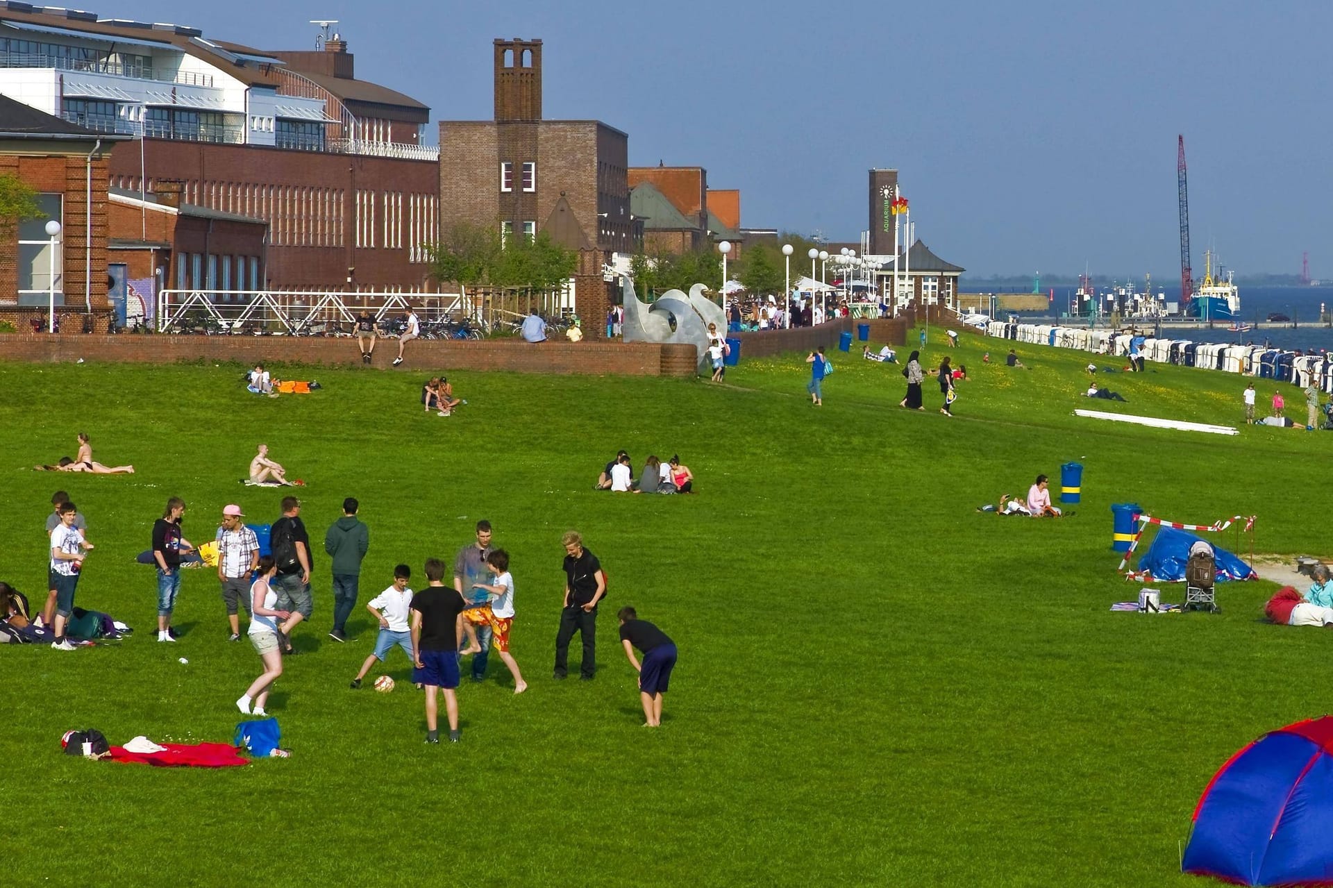 Der Badestrand von Wilhelmshaven (Archivbild): Bei bis zu 20 Grad beginnt dort am Samstag die Badesaison.