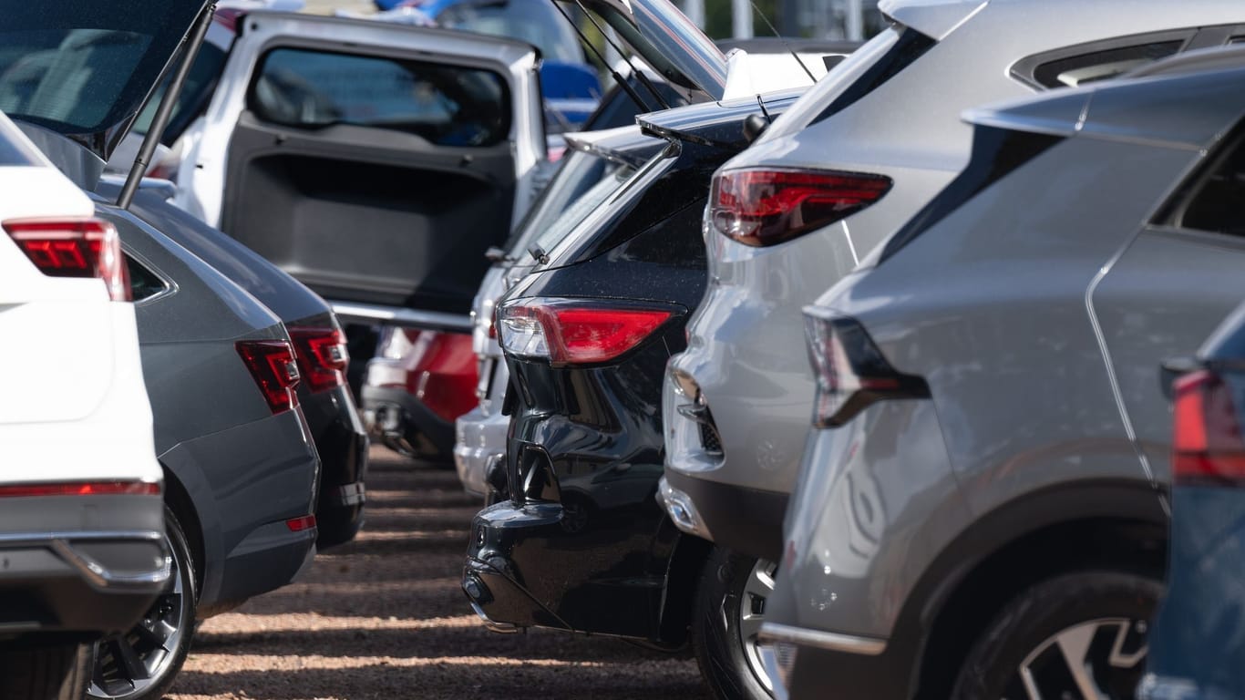 Autos auf dem Hof eines Händlers (Symbolbild): Die EU erwägt Strafzölle gegen E-Wagen aus China.