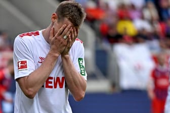 Steffen Tigges hält sich die Hände vors Gesicht: Der 1. FC Köln muss den Gang in die zweite Liga antreten.