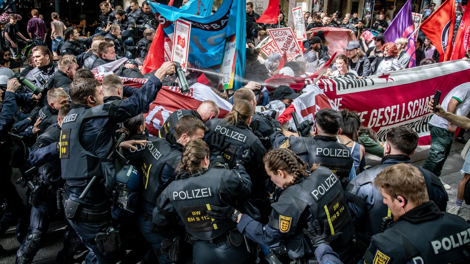 Stuttgart: Einheiten der Polizei stoßen während der Revolutionären 1. Mai Demo in der Stuttgarter Innenstadt mit Demonstrationsteilnehmern zusammen. Dabei wurde auch Pfefferspray angewendet.