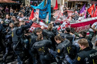 Stuttgart: Einheiten der Polizei stoßen während der Revolutionären 1. Mai Demo in der Stuttgarter Innenstadt mit Demonstrationsteilnehmern zusammen. Dabei wurde auch Pfefferspray angewendet.