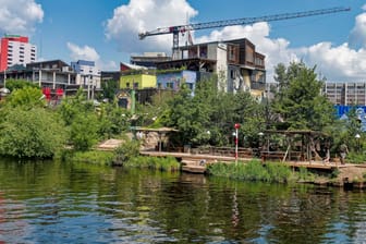 Spree am Holzmarkt: Hier ist der Mann ins Wasser gesprungen. Für ihn kam jede Hilfe zu spät.