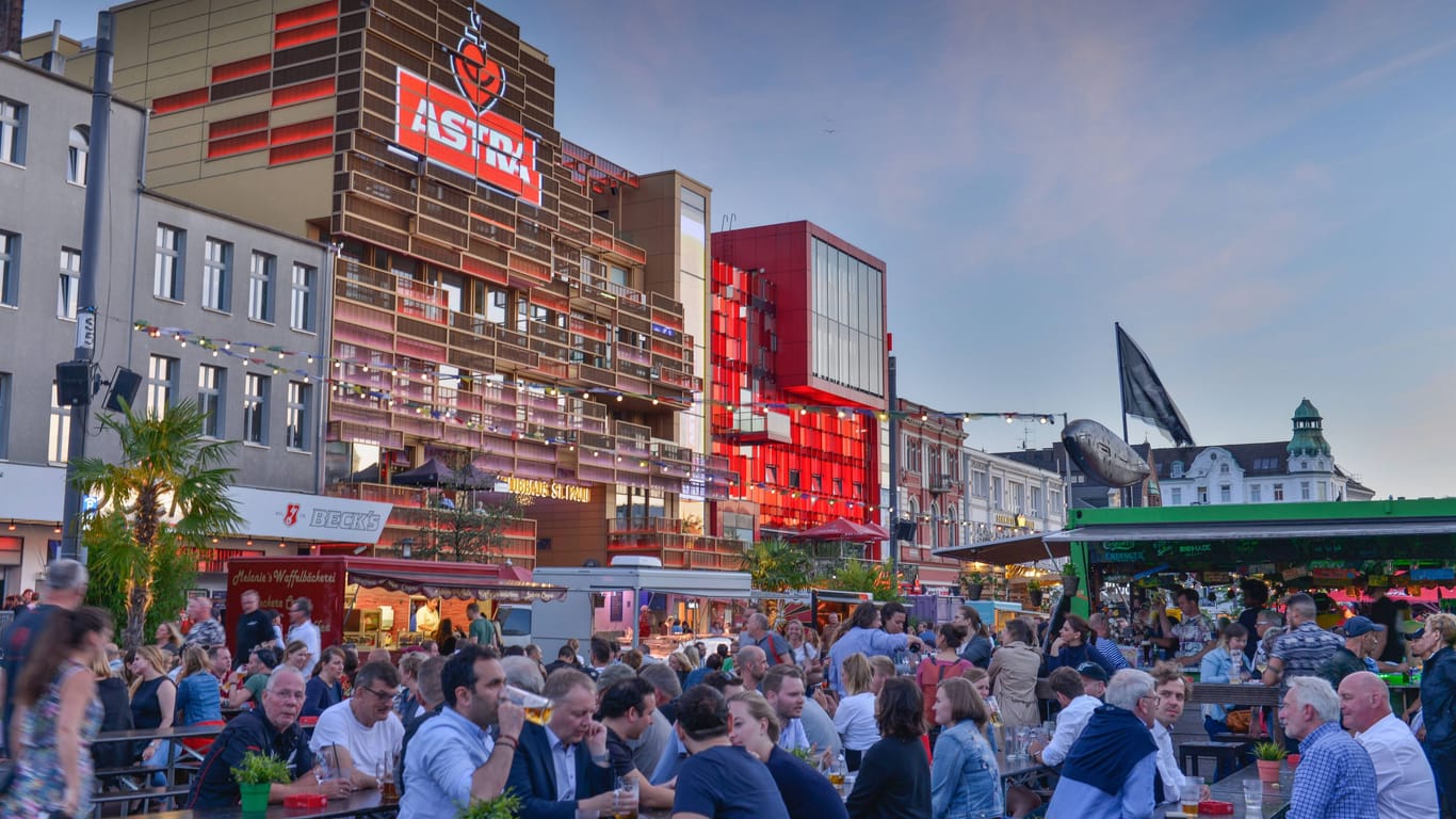 Der Spielbudenplatz im Sommer (Archivbild): Im Biergarten verbringen Einheimische und Touristen warme Sommerabende.