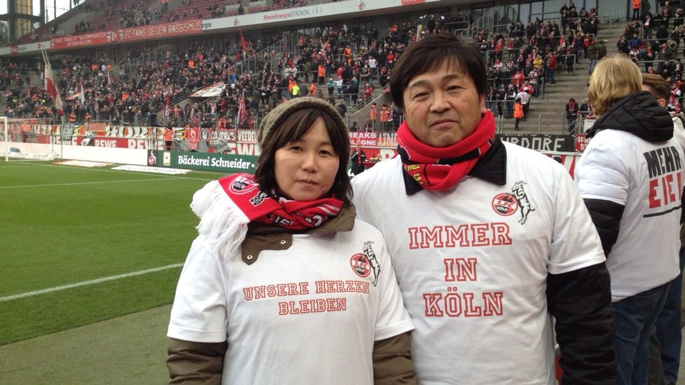 Yasuhiko Okudera mit seiner Frau bei einem Heimspiel des 1. FC Köln.