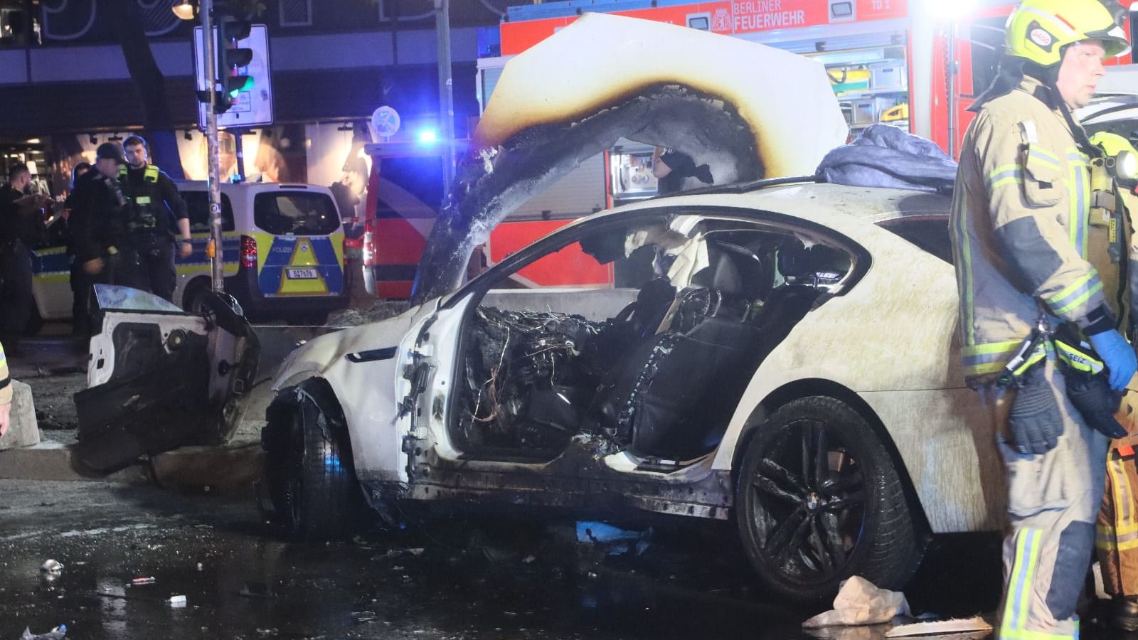 Unfallwrack am Tauentzien: Die Berliner Rettungskräfte waren in der Nacht mit einem Großaufgebot im Einsatz.