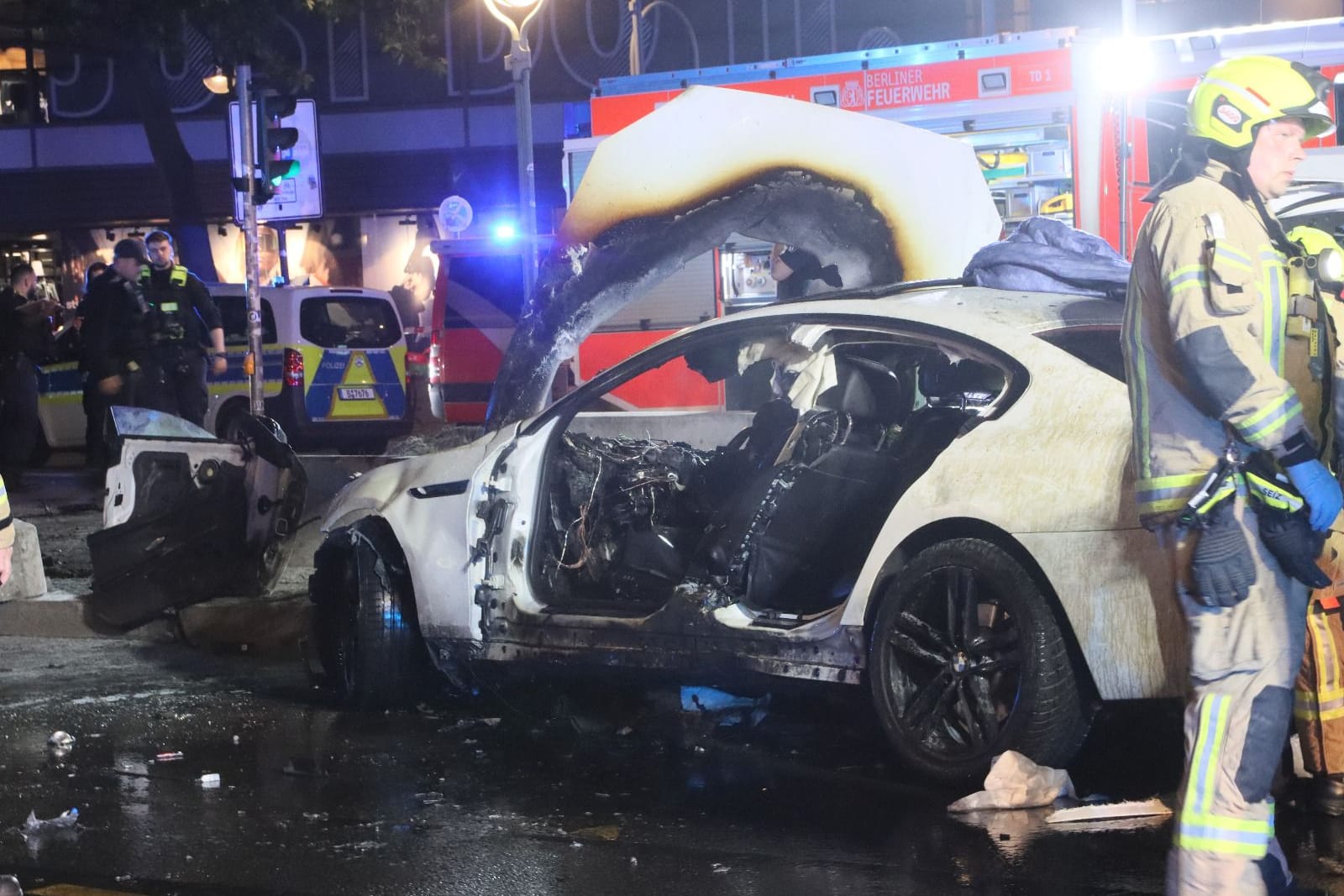 Unfallwrack am Tauentzien: Die Berliner Rettungskräfte waren in der Nacht mit einem Großaufgebot im Einsatz.