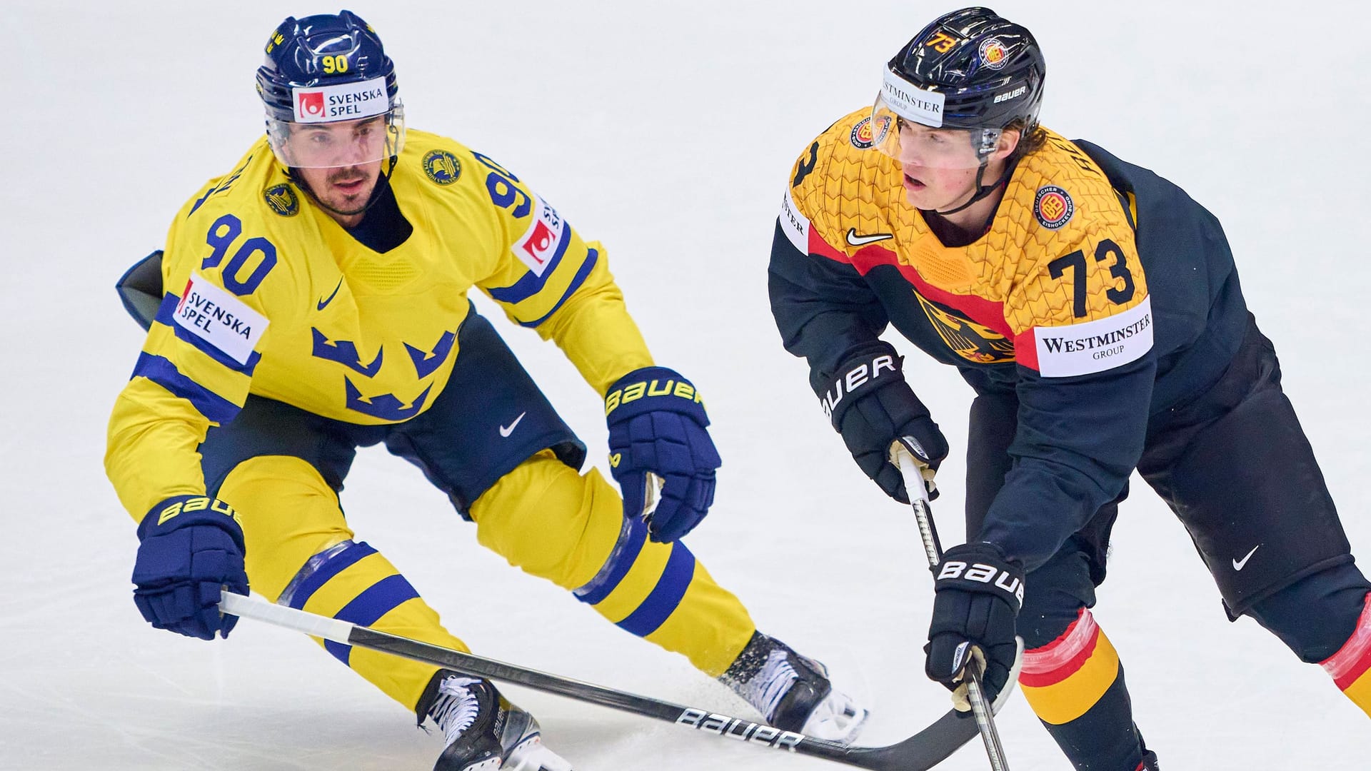 Lukas Reichel (r.) im Duell mit Schwedens Johansson.