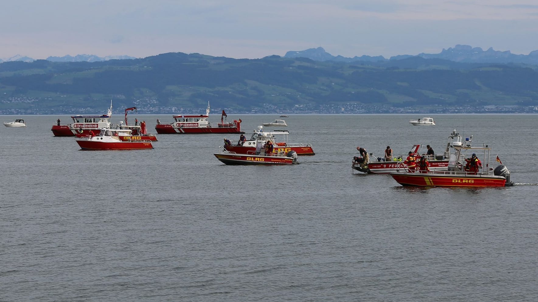 Die Deutsche Lebensrettungsgesellschaft (DLRG) ist auf dem Bodensee im Einsatz: Gesucht wird ein 23-Jähriger, der von einem Tretboot gesprungen ist - und seitdem nicht mehr auftauchte.