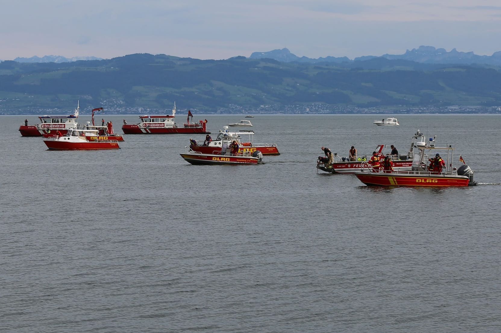 Die Deutsche Lebensrettungsgesellschaft (DLRG) ist auf dem Bodensee im Einsatz: Gesucht wird ein 23-Jähriger, der von einem Tretboot gesprungen ist - und seitdem nicht mehr auftauchte.