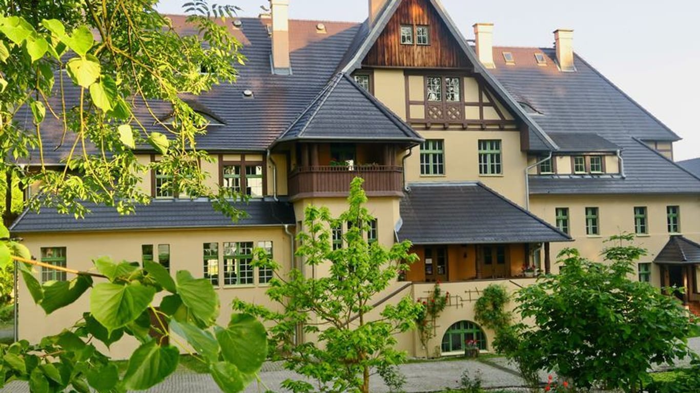 Ein großzügiges Landhaus tief im Wald: Jagdschloss Bozejow.