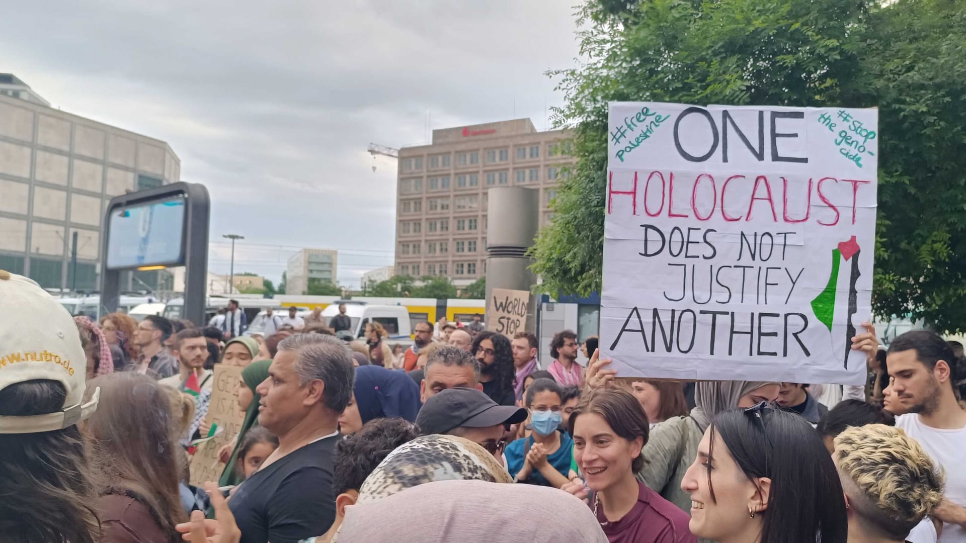 Plakat bei Demonstration am Alexanderplatz: "Ein Holocaust rechtfertigt keinen weiteren", steht darauf auf Englisch.