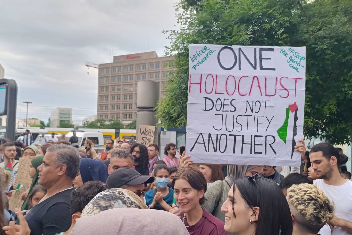 Plakat bei Demonstration am Alexanderplatz: "Ein Holocaust rechtfertigt keinen weiteren", steht darauf auf Englisch.