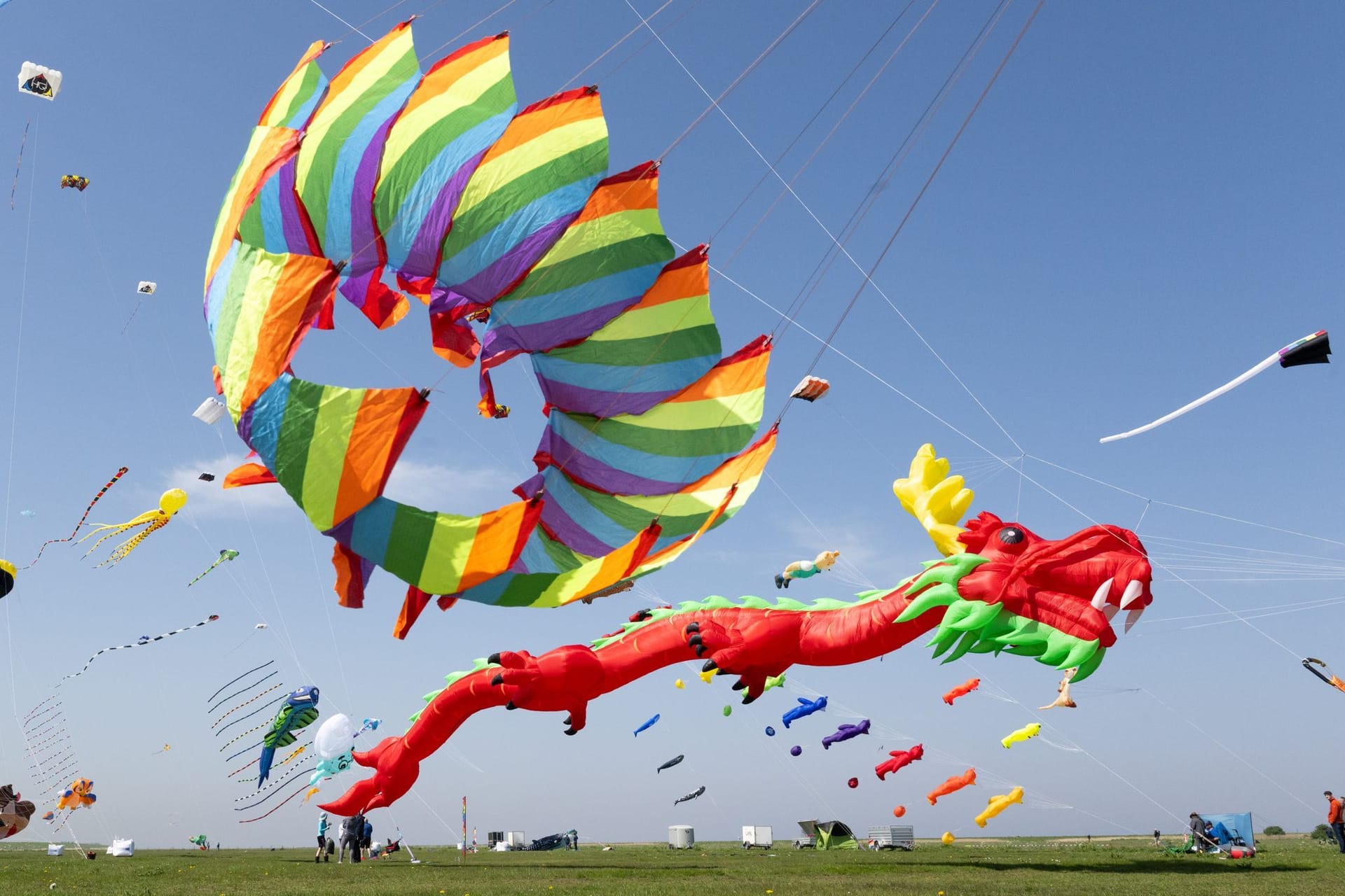 Zahlreiche bunte Flugdrachen schweben beim Drachenfest in Dornumersiel in der Luft. Windig wird es auch am Donnerstag. Dabei bleibt es leider nicht so sonnig.