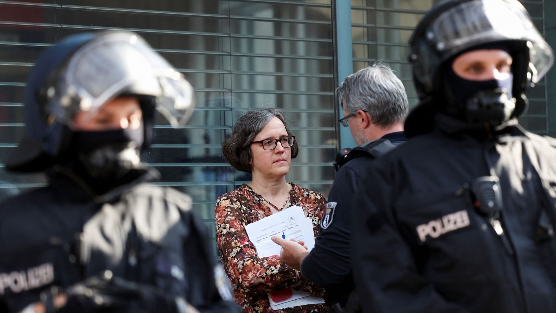 Julia von Blumenthal spricht mit einem Polizeibeamten vor der Räumung.