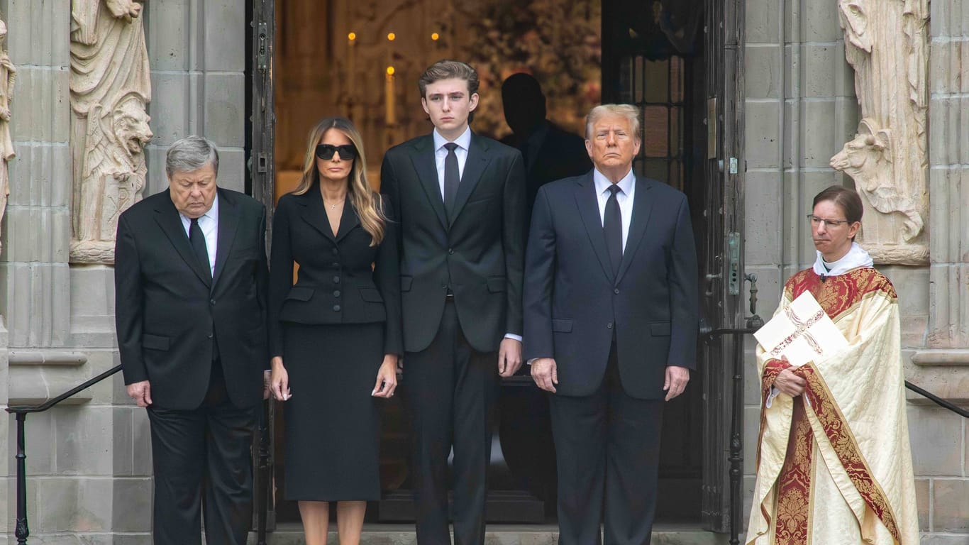 Überragt seine Vater längst: Barron Trump (18) neben seinen Eltern Melania und Donald (Archivbild).