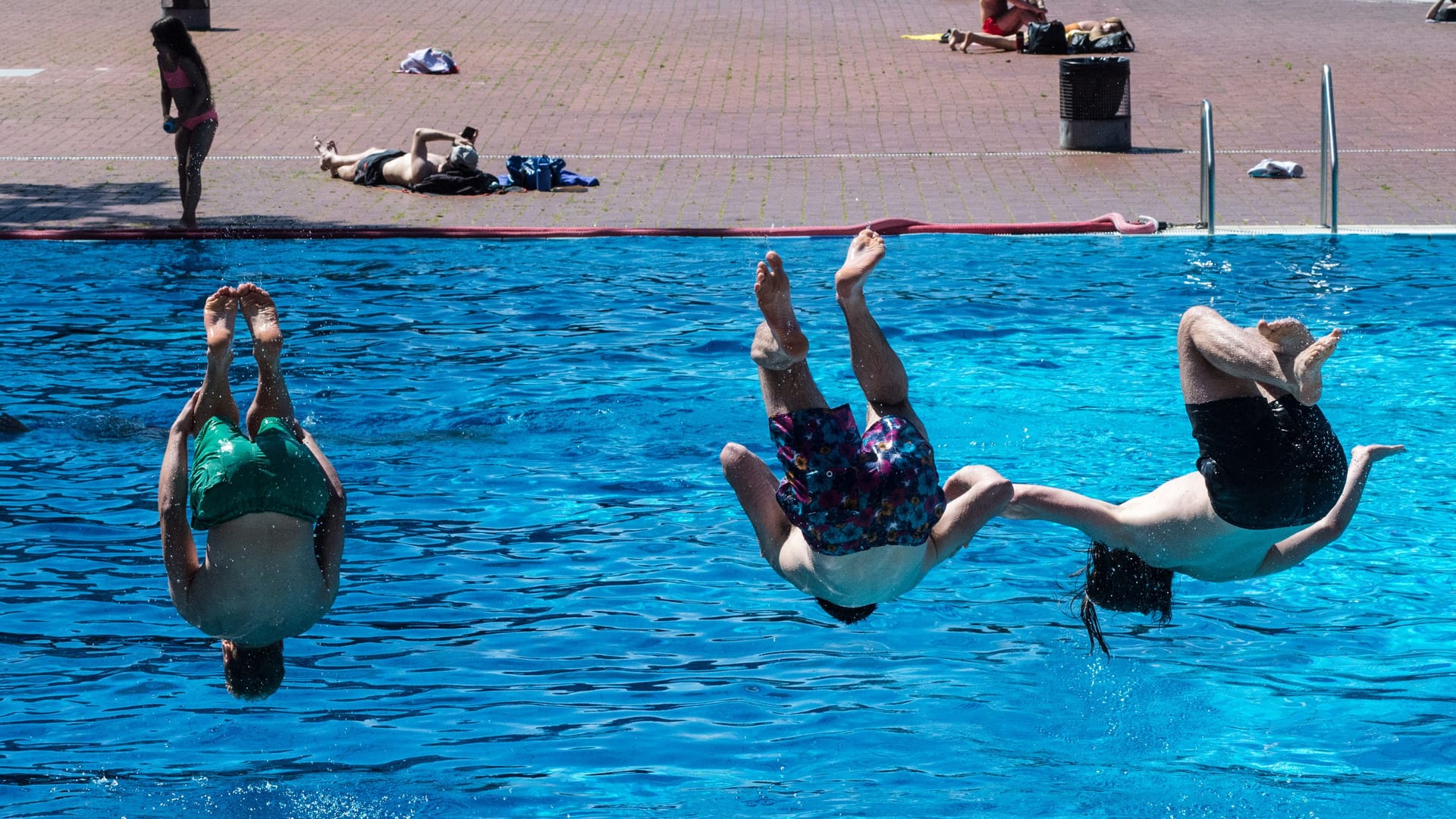 Am 10. Juni 2022 ist das Schwimmbad Prinzenbad in Berlin Kreuzberg gut besucht Am 10. Juni 2022 ist das Schwimmbad Prinzenbad in Berlin Kreuzberg gut besucht