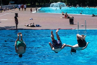 Am 10. Juni 2022 ist das Schwimmbad Prinzenbad in Berlin Kreuzberg gut besucht
