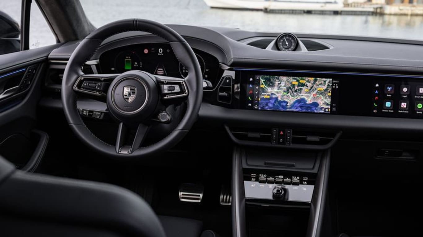 Bekannte Landschaft: Das Cockpit kommt wie bei der Limousine Taycan unter anderem mit Head-up-Display und eigenem Bildschirm für den Beifahrer.