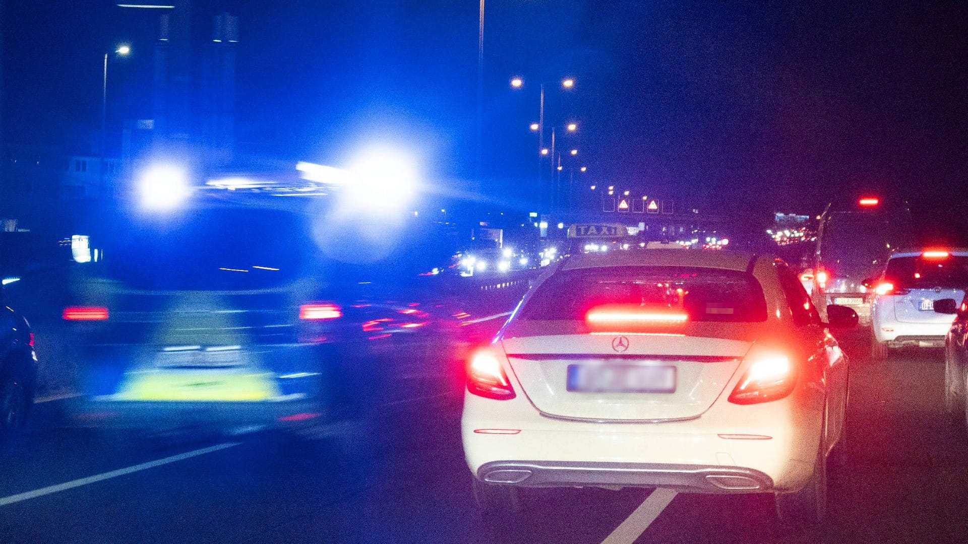 A1 bei Oyten: Vier Polizisten bei Verfolgungsjagd verletzt – Autobahn teils gesperrt