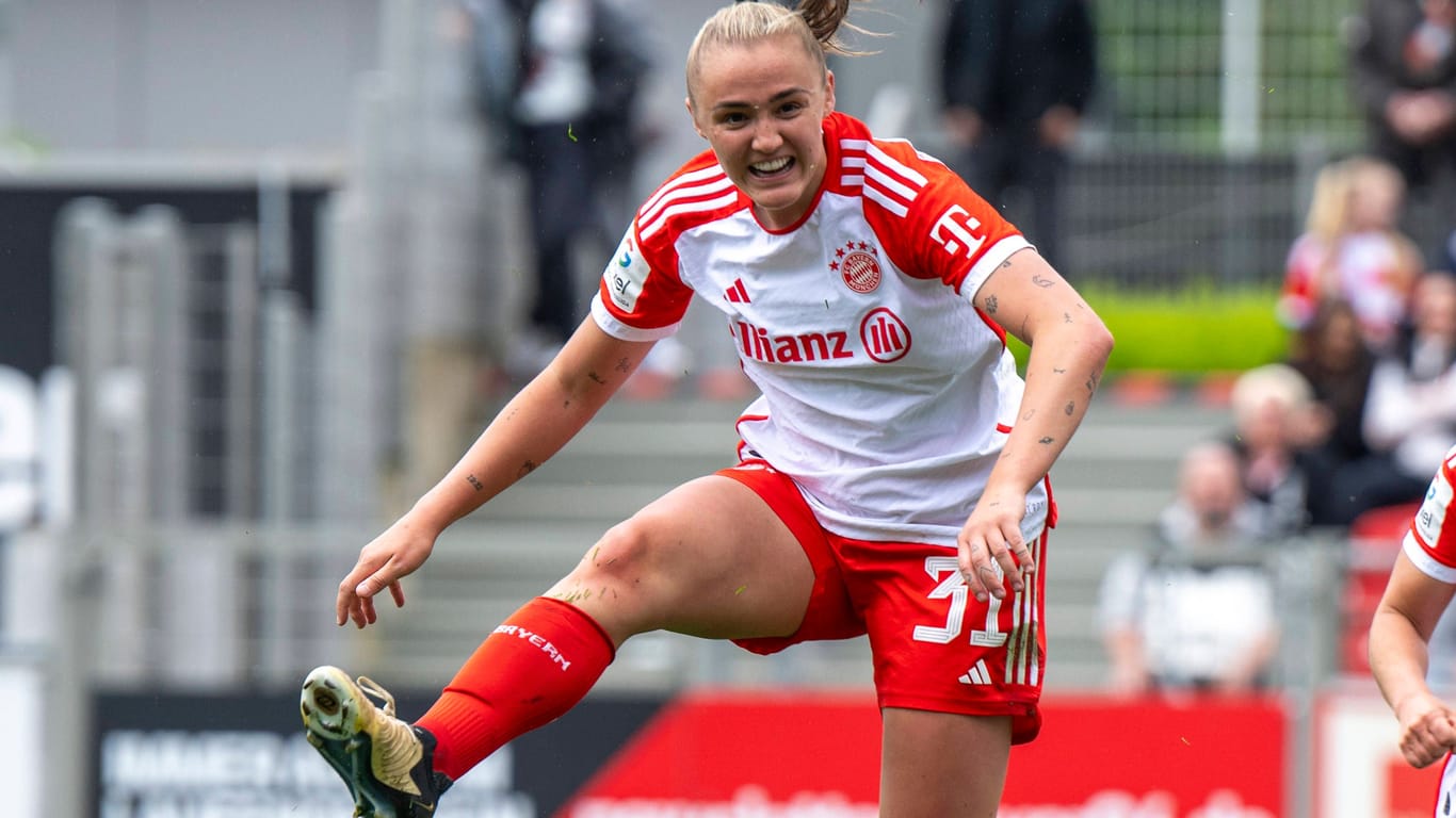 Georgia Stanway jubelt nach ihrem Tor zum 1:0 in Leverkusen.