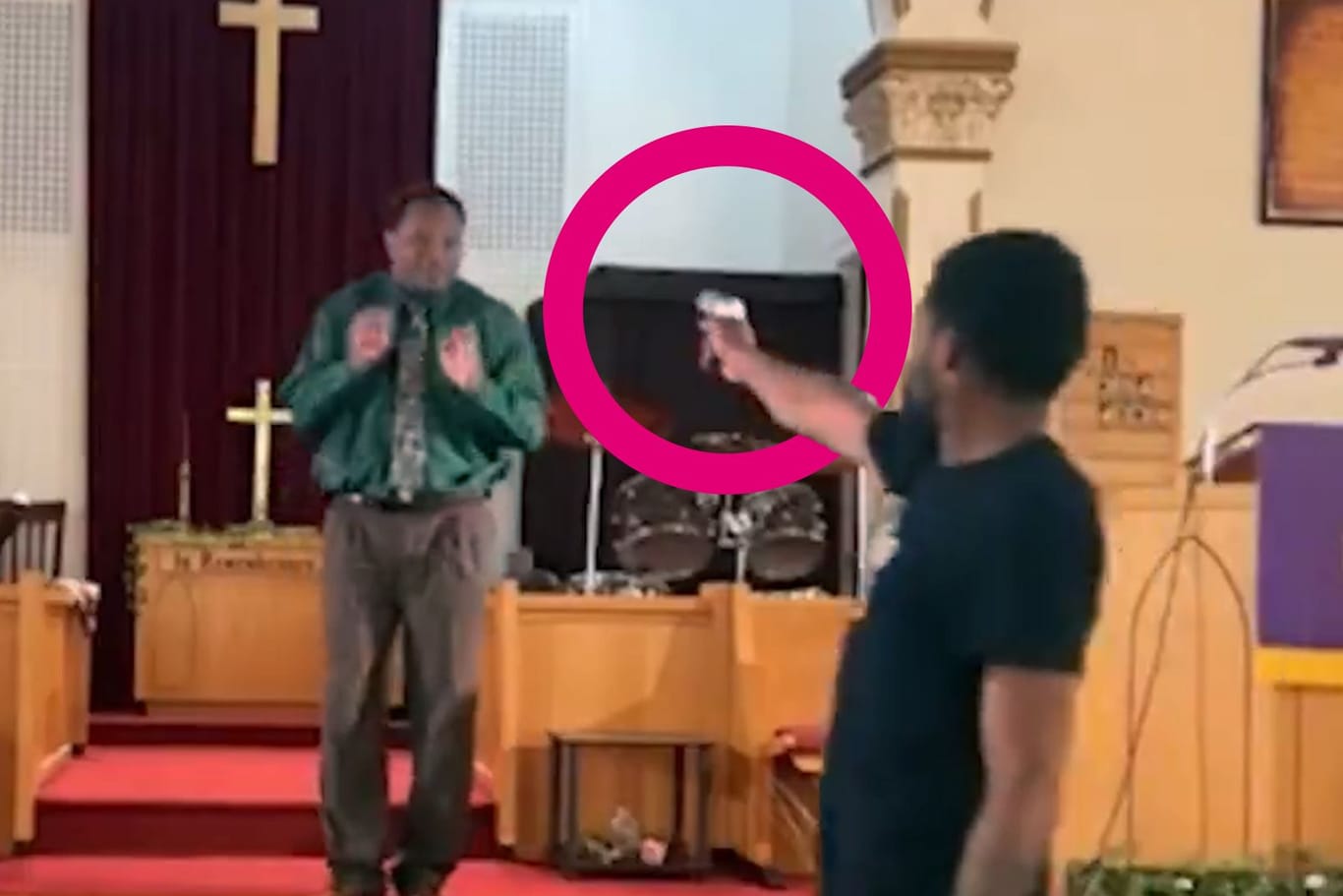 Pastor mit Waffe bedroht