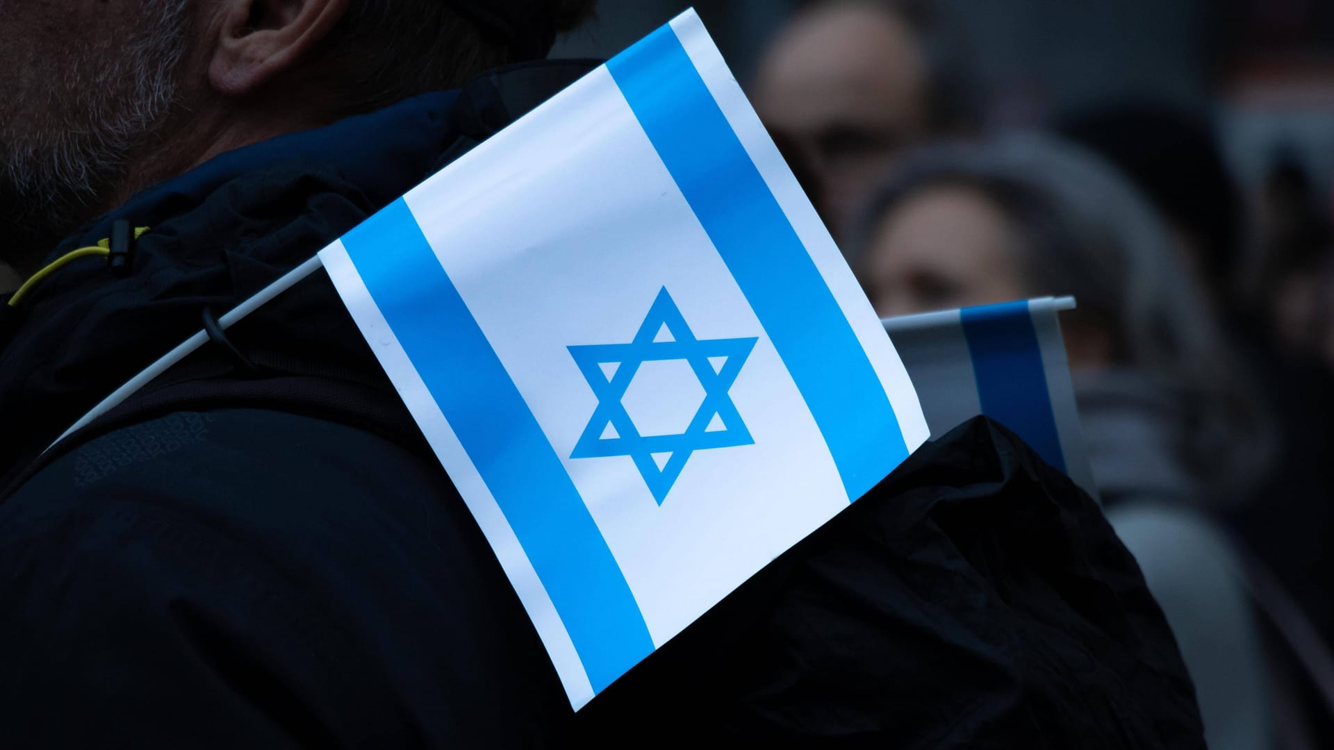 Eine Person trägt eine Israel-Fahne über der Schulter (Symbolbild): In Moabit ist ein Mann Opfer einer israelfeindlichen Attacke geworden. Eine Person trägt eine Israel-Fahne über der Schulter (Symbolbild): In Moabit ist ein Mann Opfer einer israelfeindlichen Attacke geworden.