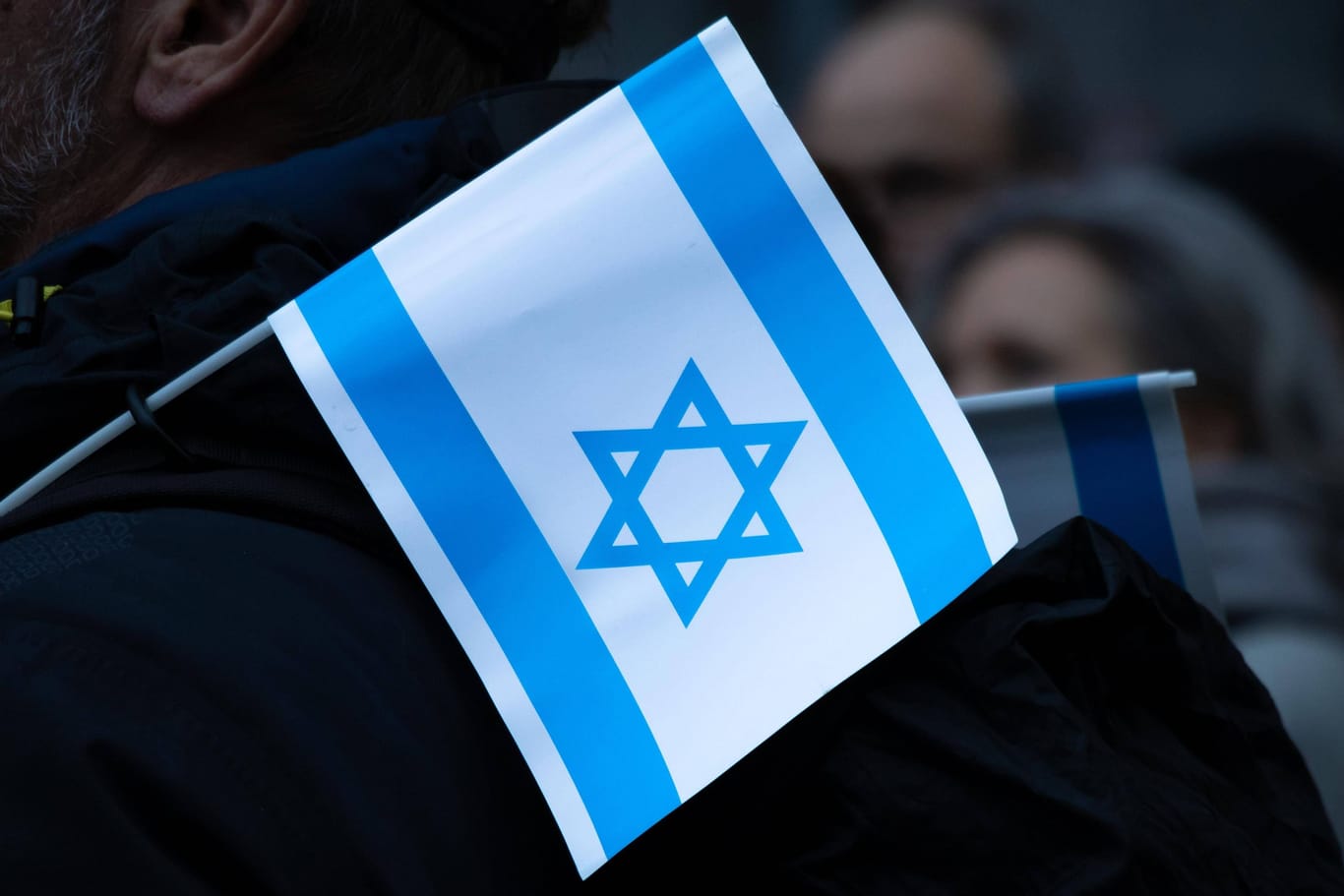 Eine Person trägt eine Israel-Fahne über der Schulter (Symbolbild): In Moabit ist ein Mann Opfer einer israelfeindlichen Attacke geworden.