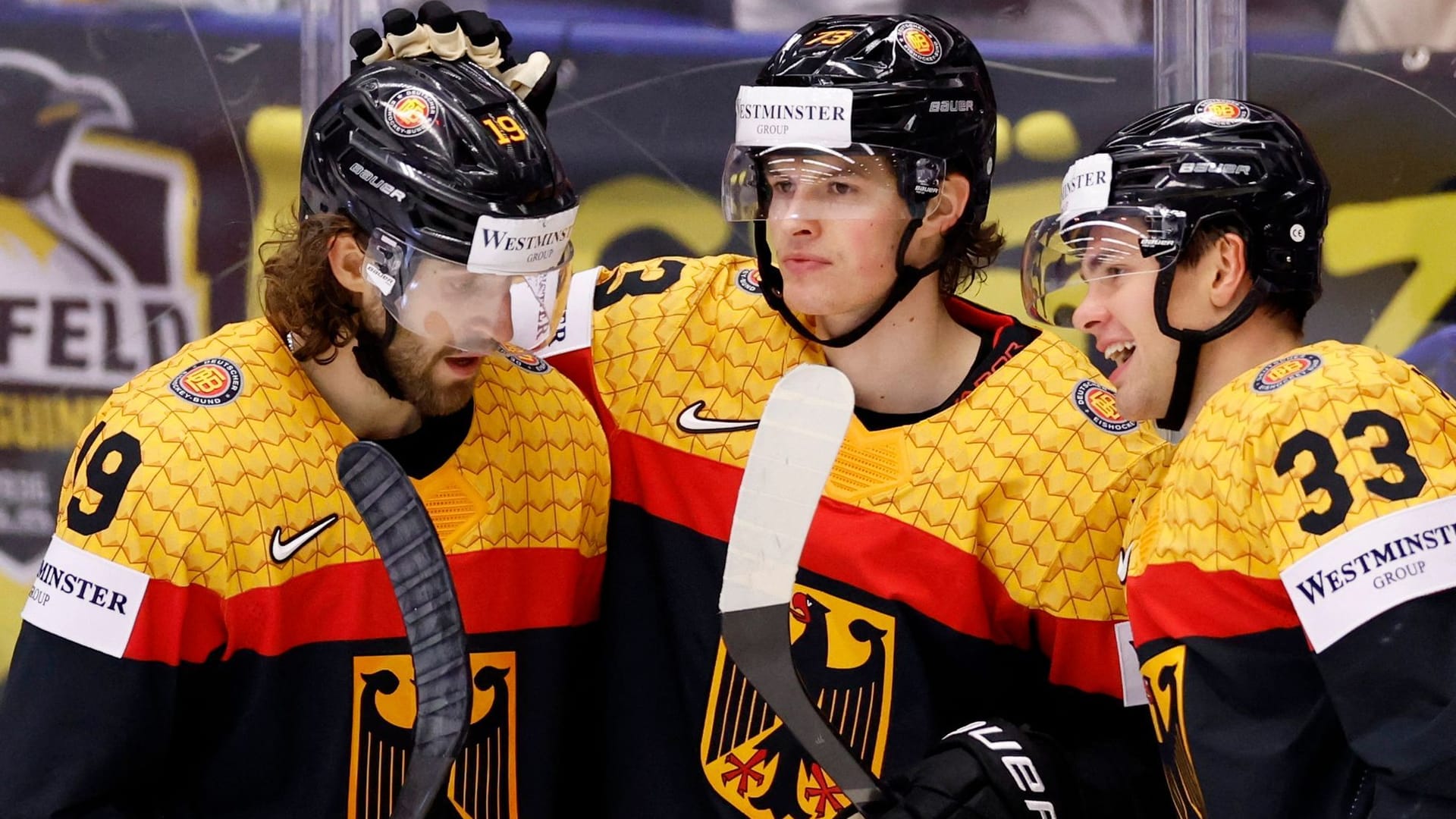 Starke Vorstellung: Jubel bei Deutschlands Lukas Reichel, JJ Peterka und Wojtek Stachowiak (v. li.) im Spiel gegen Kasachstan.