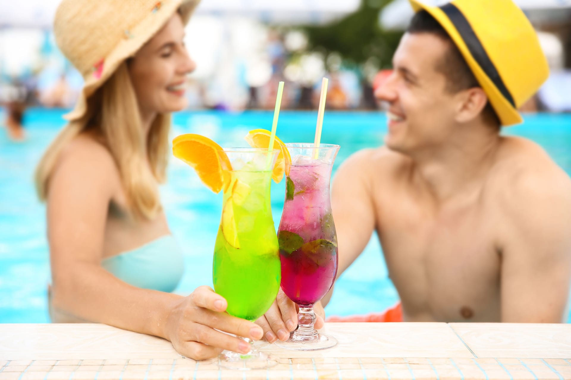 Mit einem Cocktail im Pool abkühlen: So stellen sich viele einen perfekten Sommerurlaub vor.