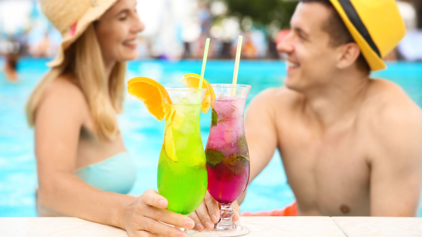 Mit einem Cocktail im Pool abkühlen: So stellen sich viele einen perfekten Sommerurlaub vor.
