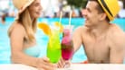 Mit einem Cocktail im Pool abkühlen: So stellen sich viele einen perfekten Sommerurlaub vor.