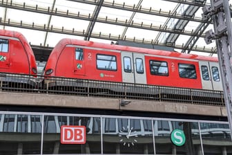 Eine S-Bahn am Kölner Hauptbahnhof (Symbolbild): Am Wochenende fiel ein Mann ins Gleisbett.