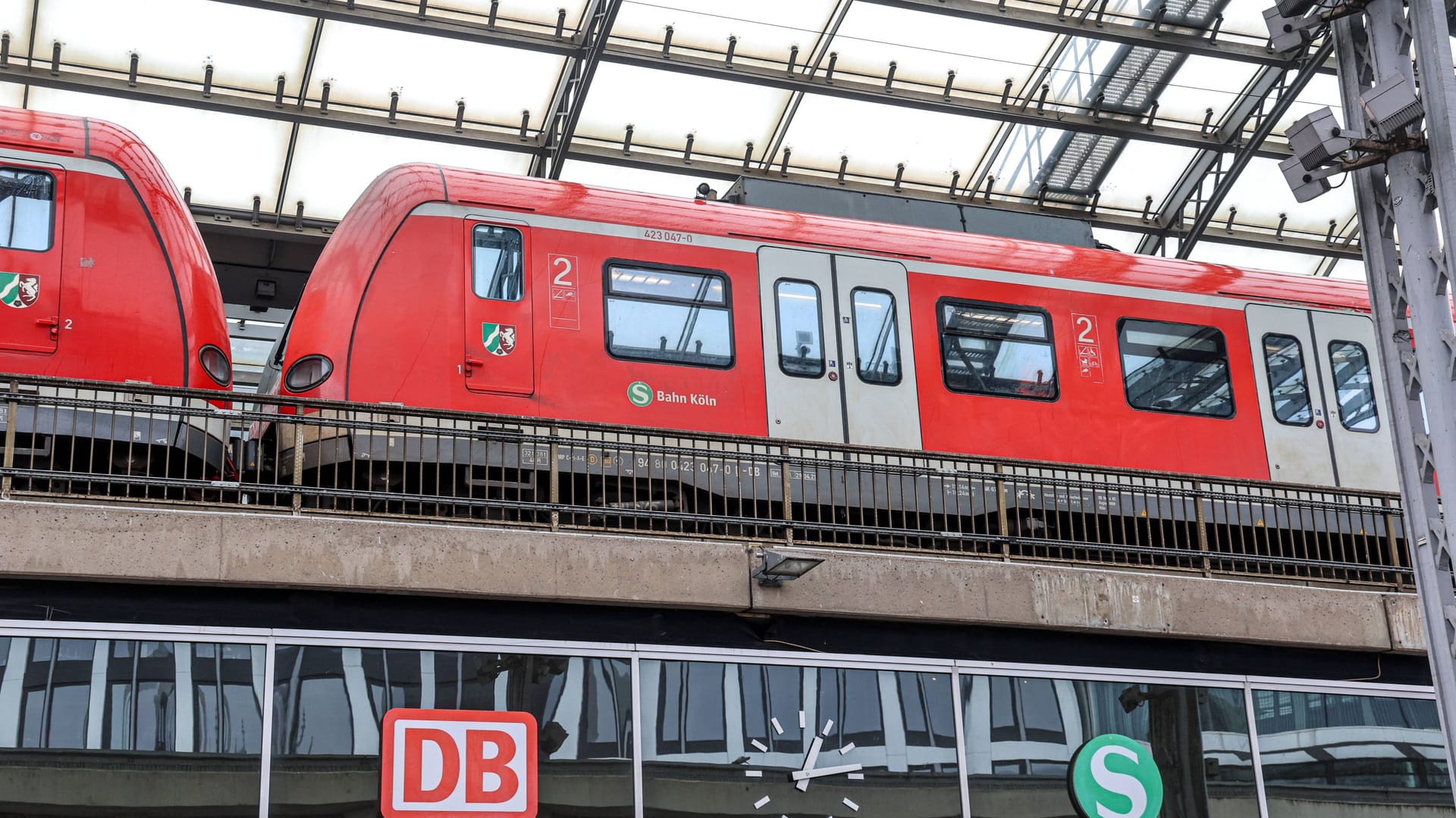 Eine S-Bahn am Kölner Hauptbahnhof (Symbolbild): Am Wochenende fiel ein Mann ins Gleisbett.