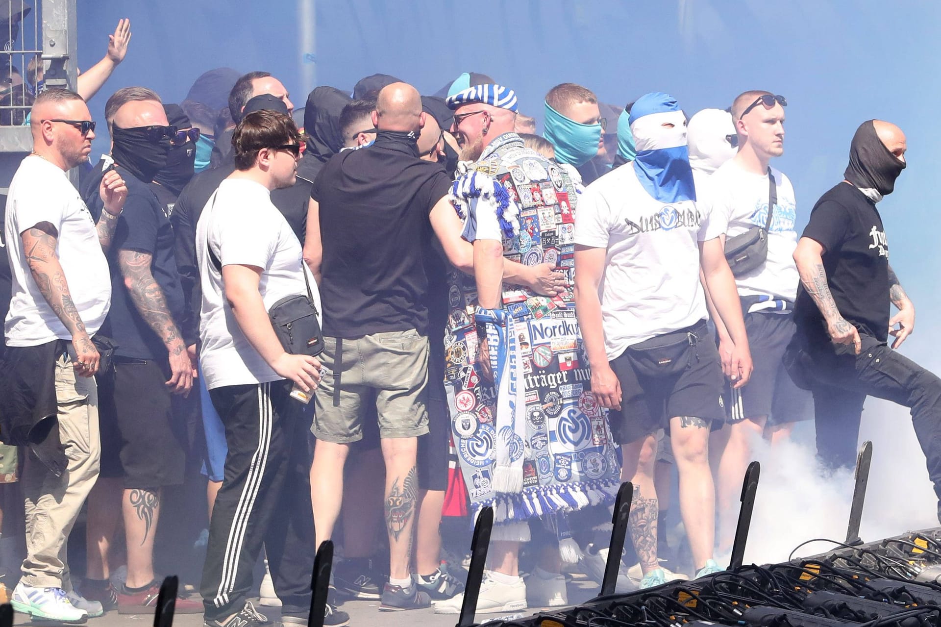 Wütende Fans im Duisburger Stadion-Innenraum: Die Partie musste unterbrochen werden.