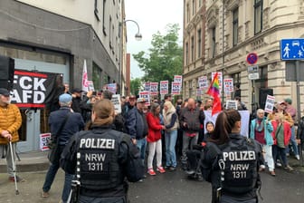 Protest vor den Sartory-Säälen. Etwa 70 Menschen demonstrierten am Samstagabend gegen den Auftritt der Band Weimar.