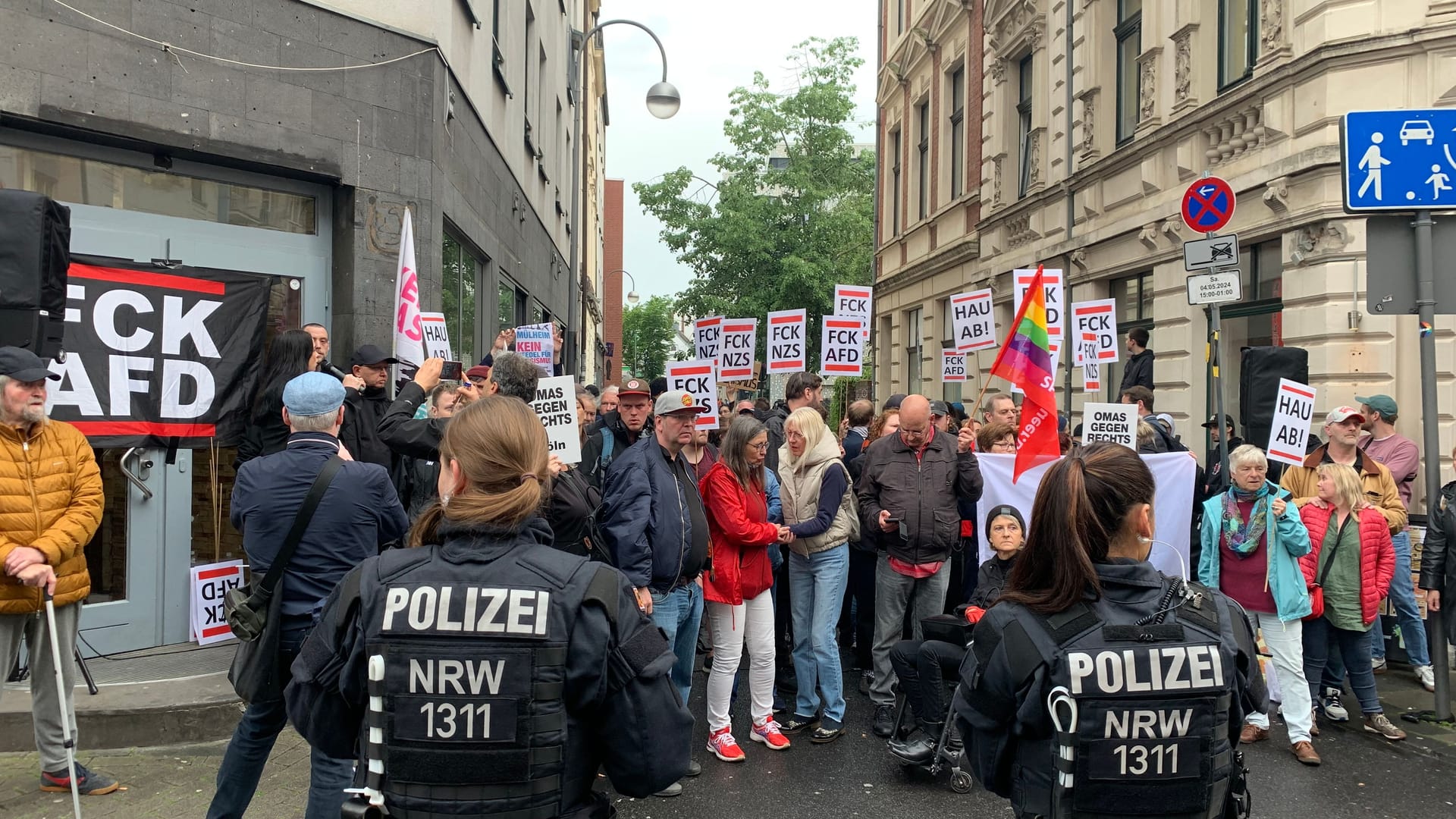 Protest vor den Sartory-Säälen. Etwa 70 Menschen demonstrierten am Samstagabend gegen den Auftritt der Band Weimar.