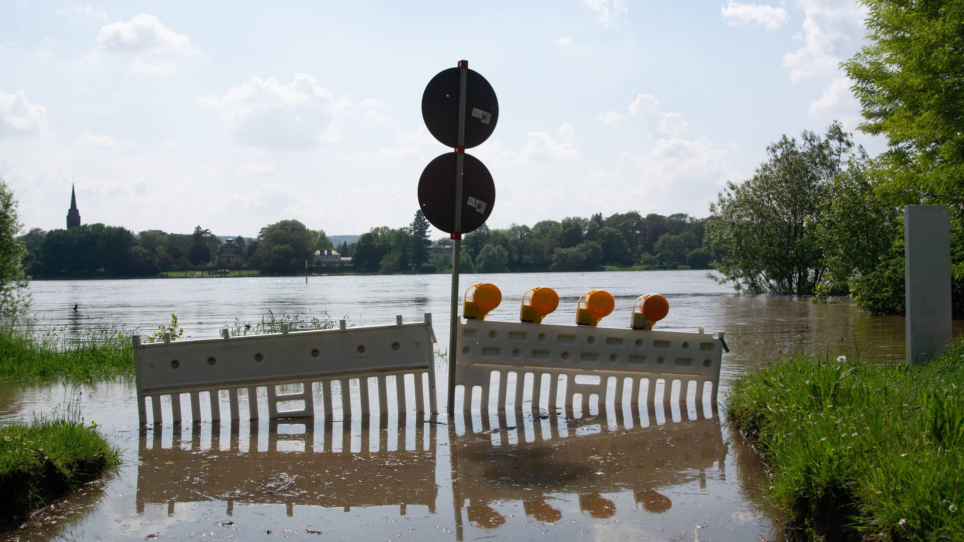 Hochwasser am Rhein: Die starken Regenfälle im Süden zeigen auch im größten Fluss ihre Wirkung. Hochwasser am Rhein: Die starken Regenfälle im Süden zeigen auch im größten Fluss ihre Wirkung.