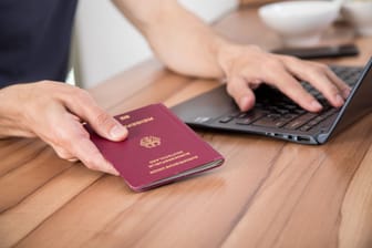 Deutscher Reisepass: Wer das Dokument benötigt, sollte sich derzeit früher darum kümmern als üblich.