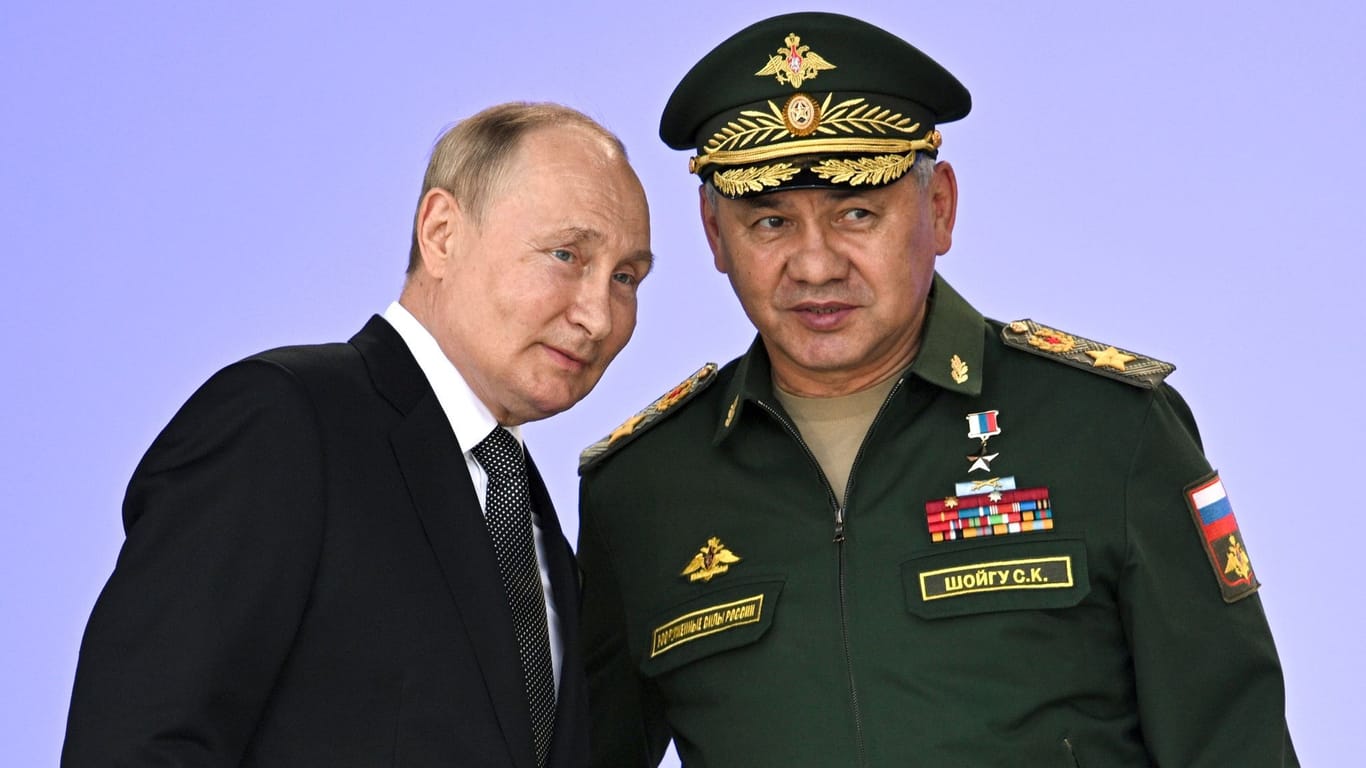 Wladimir Putin und Sergei Schoigu: Letzter ist nicht mehr Verteidigungsminister.
