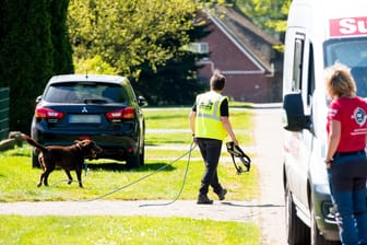 Ein Hund der K-9 Suchhunde Elbe-Weser wird für die Suche nach Arian vorbereitet. Der sechs Jahre alte Junge aus Elm bleibt auch nach zehn Tagen vermisst.