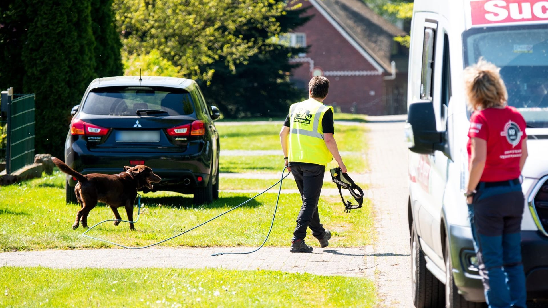 Ein Hund der K-9 Suchhunde Elbe-Weser wird für die Suche nach Arian vorbereitet. Der sechs Jahre alte Junge aus Elm bleibt auch nach zehn Tagen vermisst.